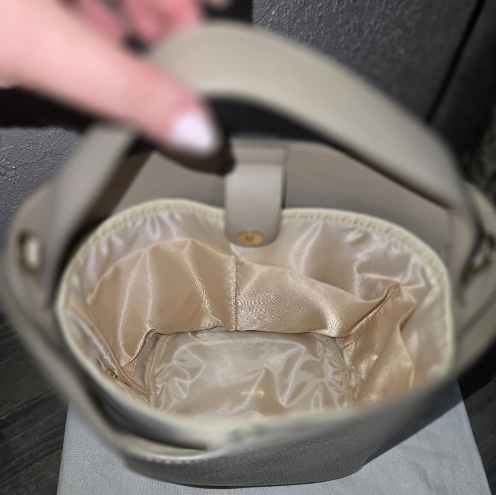 Cuyana Línea Bucket - Picture 9 of 12